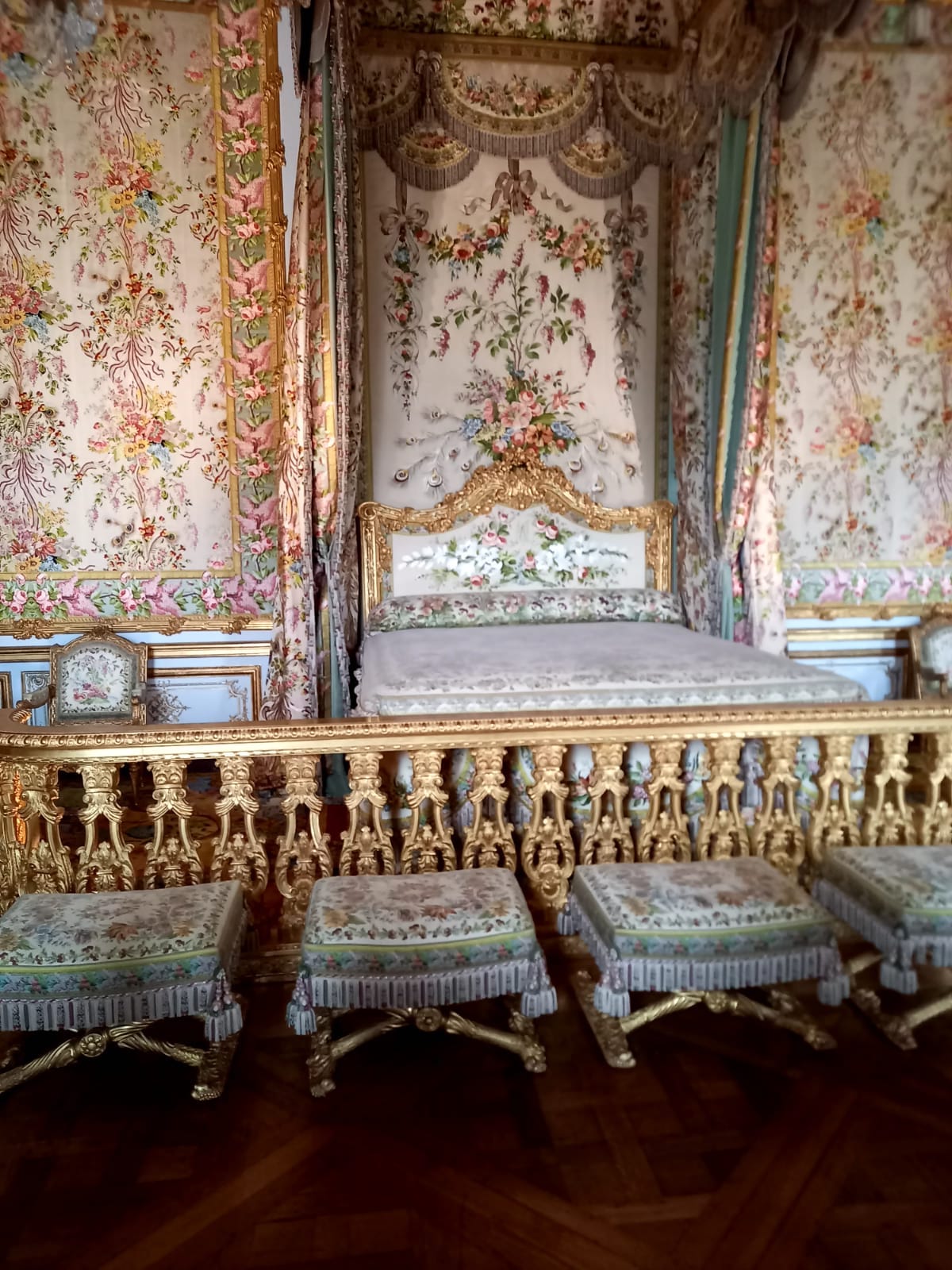 A walk through antiques of Versailles
